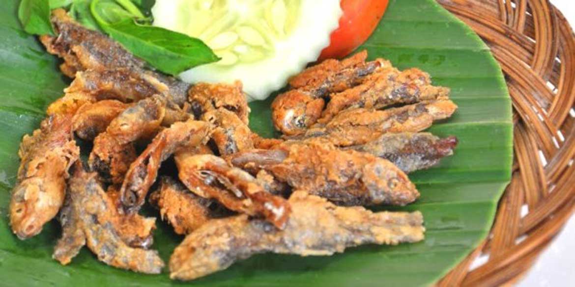 Peyek Uceng Camilan Bermanfaat Tinggi Khas Blitar